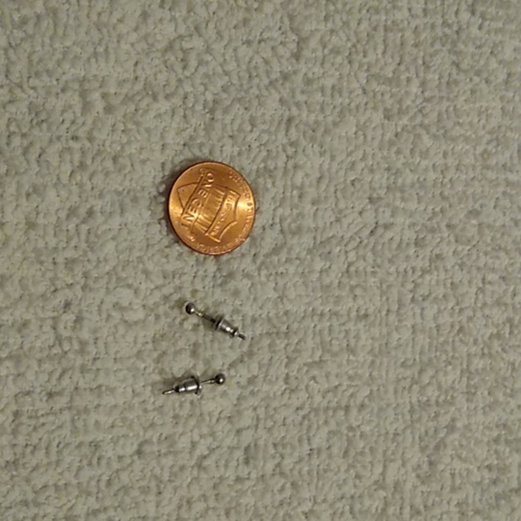 Five pairs of stud earrings (very tiny) - Picture 3 of 6
